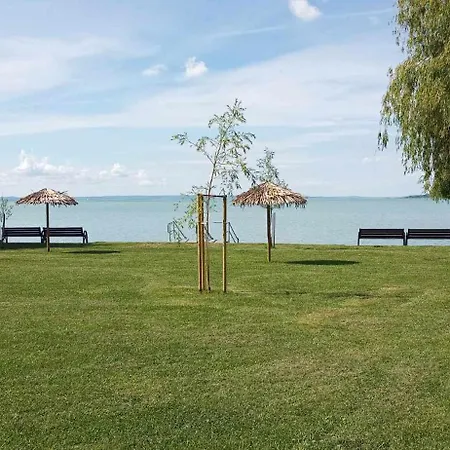 بيت للعطل Csodakertes Kishaz Balatonfuzfon *